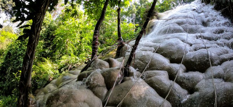 sticky-waterfall-bua-tong